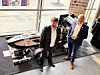 Rene Queisser (links) und Jürgen Prochno, beide Lee, vor dem Boliden des Formula-Student-Teams der TU Dresden.
