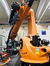 Kuka nutzt bei der Roboterfertigung selbst Roboter und pneumatische Greifer von Zimmer.