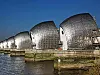 Das Thames Barrier wurde 1984 fertiggestellt. Es besteht aus zehn schwenkbaren Toren.