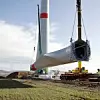 Das Rotorblatt einer Windkraftanlage wird installiert,