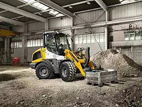 Platz 2: Liebherr. Die Liebherr-Gruppe beschäftigte 2022 mehr als 50.000 Mitarbeiterinnen und Mitarbeiter und erwirtschaftete einen konsolidierten Gesamtumsatz von über 12,5 Milliarden Euro.