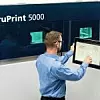 Ein Mann bedient den 3D-Drucker Truprint 5000,