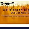Feld mit zwei Drohnen darüber,