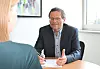 Stefan Puchtler, Leiter des Geschäftsbereichs Kompensatoren bei Frenzelit, sitzt am Tisch und wird interviewt.