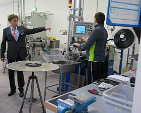 Extruder in der Dichtungsherstellung,