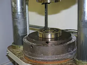 Kleinere Presse nach dem Vulkanisieren,