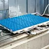 Der Aufbau aus Matrixplatte, Innospann Steel-Plate und Flexmat sorgt für einen sanften und sicheren Halt der sensiblen Werkstücke.