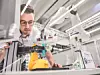 Das Fraunhofer IEM forscht an intelligenten Greifsystemen. Auf der Hannover Messe 2023 stellt es einen innovativen Roboter-Greifer vor, der ganz ohne aufwendige Pneumatik auskommt.