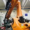 Kuka nutzt bei der Roboterfertigung selbst Roboter und pneumatische Greifer von Zimmer.