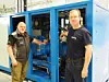 Uwe Herrmann (li) und Anwender Jürgen Neubauer an einem Schraubenkompressor Lento 110.