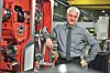 Detlev Gründer vom Verpackungsmaschinenhersteller Focke steht angelehnt vor einer roten Maschine.