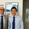 Auf dem Bild sind Mirko Pisciottano, Sales Director bei ATC Italia (links) und Ben Chen, Verwaltungsleiter von AirTACBen Chen, in der Halbnahen abgebildet.