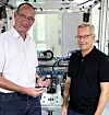 Auf dem Bild sind Reinhard Berger, Technische Beratung & Verkauf Zimmer Group (links), zusammen mit Ralf Löschner, Geschäftsführer Wenaroll Tools and Systems, zu sehen.