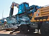 Ein neuer Cat MH3040 bereitet alte Karosserien für Stahlwerke vor.