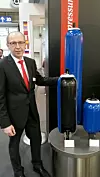 Frank Fuchs, Geschäftsführer von Roth Hydraulics, zeigt in Halle 21, Stand B38, den neuen High-Flow-Blasenspeicher.