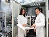 Chiara Menegus und Claudia Cancellieri an der HAXPES-Anlage der Empa.