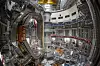Der Magnet des torusförmigen Tokamak-Reaktors wird bis zu 500 Sekunden lange Magnetpulse erzeugen und das eingeschlossene Plasma auf eine Temperatur von 150 Millionen Grad erhitzen.