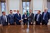 v.l: Domenico Traverso, Präsident, Fluid Conveyance Division at Danfoss; Professor Andrea Angelo Aurelio Amaduzzi, Verwaltungsrat; Professor Enrico Cotta Ramusino, Verwaltungsrat; Dr. Claudio Roberto Calabi, Verwaltungsrat; Kim Fausing, Präsident and CEO, Danfoss Group; Daniel Winter, Präsident, Danfoss Power Solutions Segment; Jesper V. Christensen; Executive Vice President and CFO, Danfoss Group.