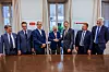 v.l: Domenico Traverso, Präsident, Fluid Conveyance Division at Danfoss; Professor Andrea Angelo Aurelio Amaduzzi, Verwaltungsrat; Professor Enrico Cotta Ramusino, Verwaltungsrat; Dr. Claudio Roberto Calabi, Verwaltungsrat; Kim Fausing, Präsident and CEO, Danfoss Group; Daniel Winter, Präsident, Danfoss Power Solutions Segment; Jesper V. Christensen; Executive Vice President and CFO, Danfoss Group.