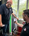 Benjamin Lipp (Leiter Fluidmanagement, links) und Marco Heinzelmann (Projektleiter Fluidmanagement) prüfen die von Colomate
erfassten Kühlschmierstoff-Messwerte live in der Fluidmanagement-App.